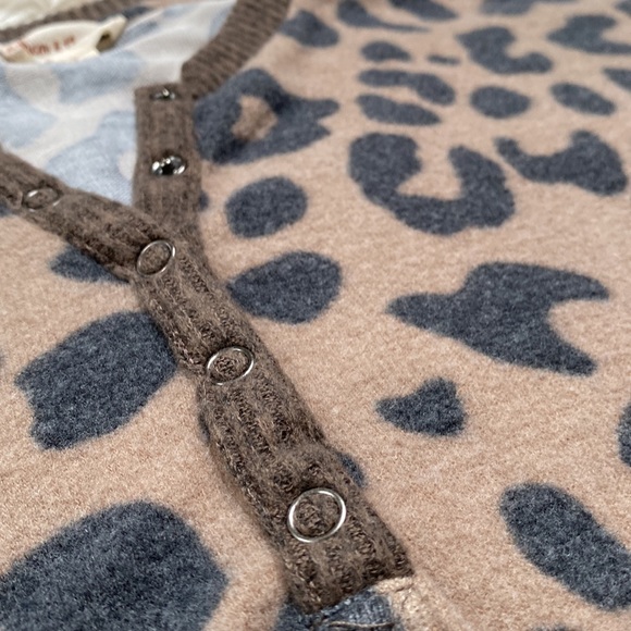 Hem & Thread V-Neck Hacci Leopard Top 💗 Brown & Gray - Picture 8 of 14